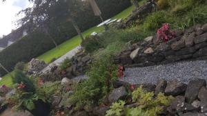 Aed väljaspool majutusasutust Charlotte's Way B&B