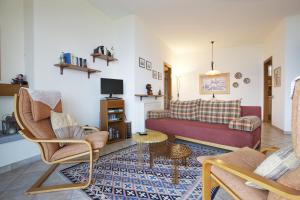uma sala de estar com um sofá e uma mesa em Residence Roccolo em Ghiffa
