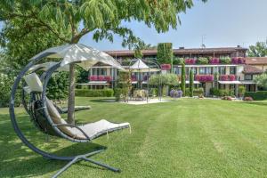 a lawn chair sitting in the middle of a lawn at Cà dell'Orto Rooms & Apartments in Verona