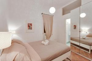 フィレンツェにあるSublime Home Downtown Florenceのベッドルーム(ベッド1台、動物の詰め物付)