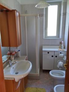 baño con lavabo y aseo y ventana en My Vintage Home, en Bassano in Teverina