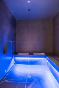 聖安東阿爾貝格的住宿－Riffelalp Lodge，室内的蓝色灯光游泳池