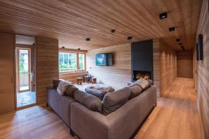 TV a/nebo společenská místnost v ubytování Riffelalp Lodge