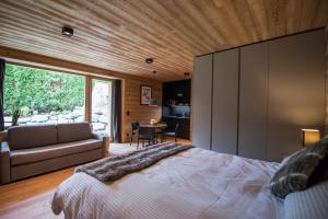Postel nebo postele na pokoji v ubytování Riffelalp Lodge