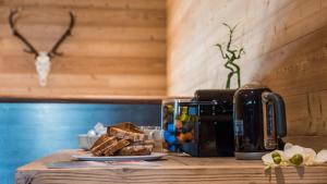 Příslušenství pro přípravu čaje a kávy v ubytování Riffelalp Lodge