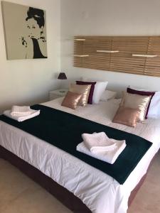 1 cama grande con 2 toallas encima en Apartament Guadalmina en Marbella