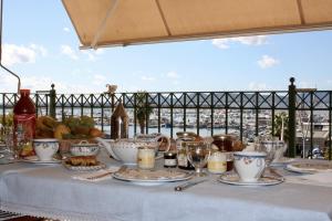 un tavolo con una tovaglia da tavola con sopra del cibo di Vest House 45 ad Alghero