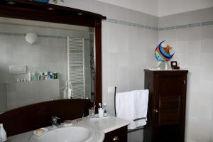 un bagno con lavandino e vasca da bagno di Vest House 45 ad Alghero