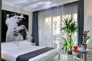 1 dormitorio con cama y ventana grande en B&B Best Pantheon, en Roma