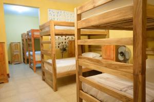 Двухъярусная кровать или двухъярусные кровати в номере Hostal Fachente