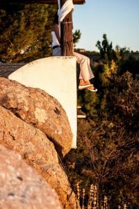 een persoon staat op een rots bij Finca El Cerco a 5m de Puy du Fou y 10m a casco antiguo de Toledo in Argés