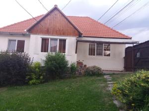 a white house with a red roof at Maksai Vendégház in Ocna de Sus