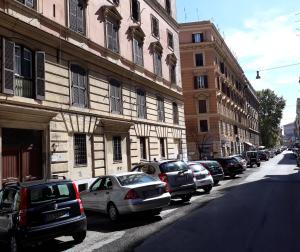 ローマにあるFul Apartment from Patti and Robi to San Pietro - Romeの横道路車列