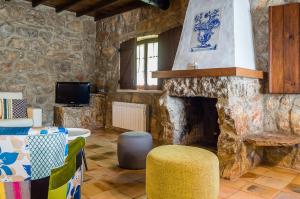 Uma TV ou centro de entretenimento em Casa Da Padeira - Turismo Rural