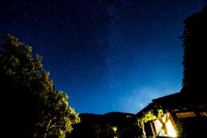 uma vista nocturna do céu estrelado sobre um edifício em Hotel Nabia em Candeleda