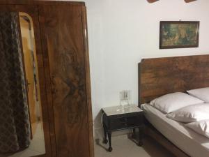 CartabubboにあるLa Pergolaのベッドルーム1室(ベッド1台、鏡付きテーブル付)