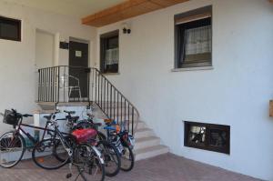 a group of bikes parked next to a building at Ferienwohnung Am Neuberg in Westhofen