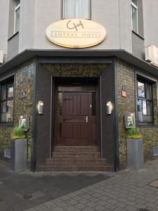 una entrada a un hotel con una puerta marrón en Central Hotel Duisburg, en Duisburg