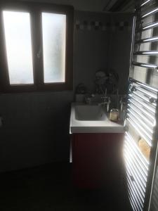 VallebonaにあるIl mandarinoのバスルーム(洗面台、窓付)