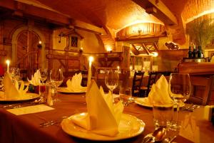 stół z kieliszkami do wina i serwetkami w obiekcie Guest House pri Vodniku w Lublanie