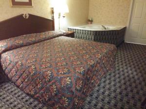 a hotel room with two beds and two tables at Stonebrook Inn in Counce