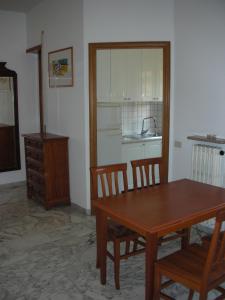 - une salle à manger avec une table, des chaises et un lavabo dans l'établissement Residence Balduina, à Rome