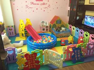 ein Kinderspielzimmer mit Spielzeug und einem Spielset in der Unterkunft Blue Ocean B&B in Jian