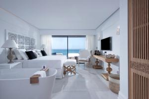 TV a/nebo společenská místnost v ubytování Abaton Island Resort & Spa