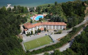 una vista aérea de un gran edificio con una pista de tenis en Hotel Makpetrol Struga, en Struga