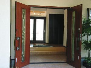 una puerta abierta a una habitación con ventana en Minshuku Hoshi no Sumika, en Shibushi