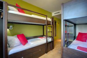 Postel nebo postele na pokoji v ubytování MEININGER Hotel Berlin Hauptbahnhof