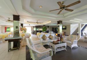 Hall o reception di Pen Villa Hotel, Surin Beach - SHA Extra Plus