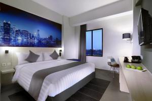 Postel nebo postele na pokoji v ubytování Hotel Neo+ Kebayoran Jakarta