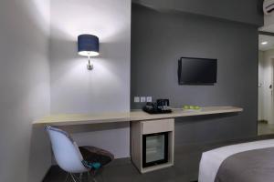 TV a/nebo společenská místnost v ubytování Hotel Neo+ Kebayoran Jakarta