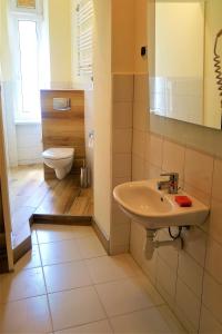 łazienka z umywalką i toaletą w obiekcie Hostel Kwadrans w mieście Gliwice