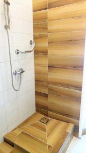 ducha con mampara de madera en Hostel Kwadrans, en Gliwice