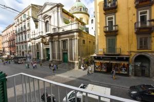 Blick auf eine Stadtstraße mit einem Gebäude in der Unterkunft Domus Borbonica in Neapel