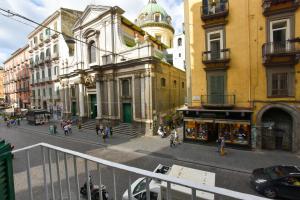 ナポリにあるDomus Borbonicaの建物のある街並み