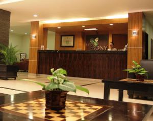 a lobby with a reception desk and a man in a waiting room at Hotel Ebony Batulicin in Batulicin