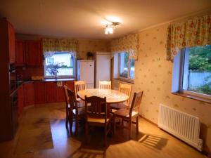 cocina y comedor con mesa y sillas en Guesthouse Valentini, en Otepää