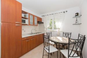 Kuchyň nebo kuchyňský kout v ubytování Villa Mediterranea - Garden Suite