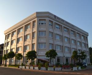 a building on the corner of a street at An Loc Hotel & Spa in Thanh Bình