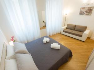 フィレンツェにあるCanacci Stylish 2 Bedroomのリビングルーム(ソファ、ソファ、椅子付)
