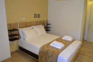 una camera da letto con un letto e due asciugamani di Kalavrita Luxurious Apartments a Kalavrita
