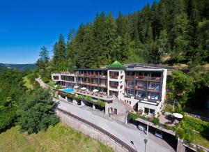 uma vista aérea de um hotel nas montanhas em Charme Hotel Friedrich em Nova Levante