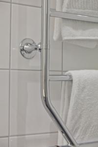 przeszkloną kabiną prysznicową z ręcznikami w łazience w obiekcie Eriksgårdens Fjällhotell w mieście Funäsdalen