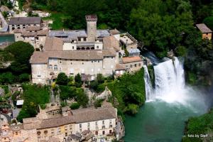 une vue aérienne sur une cascade dans une ville dans l'établissement Waterfall Vicolo V, à Isola del Liri