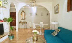 リスボンにあるPalacio Libelula - Best Alfamaのリビングルーム(青いソファ、テーブル付)