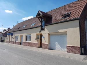 Une rangée de maisons sur le côté d'une rue dans l'établissement Au Gallodrome Maison d'hôtes et Table d'hôtes en Estaminet privé, à Drincham