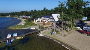 widok z powietrza na dom nad wodą w obiekcie Małe Morze w Chałupach